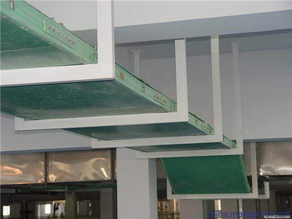 玻璃钢桥架由玻璃纤维增强塑料和阻燃剂及其它材料组成,通过复合模压